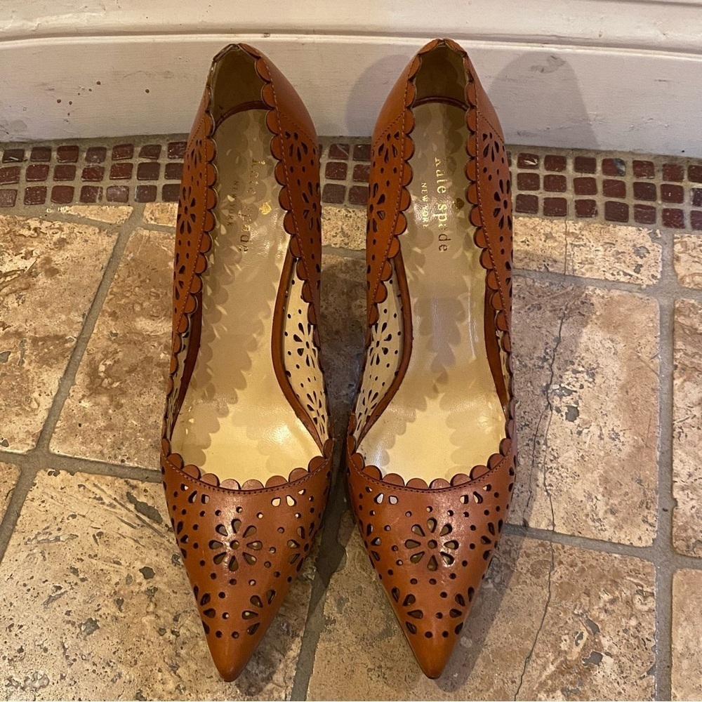 KATE SPADE Lana Brown Tan Laser Cut Floral Leather Pointed Toe Pumps Size 9B - Picture 2 of 10